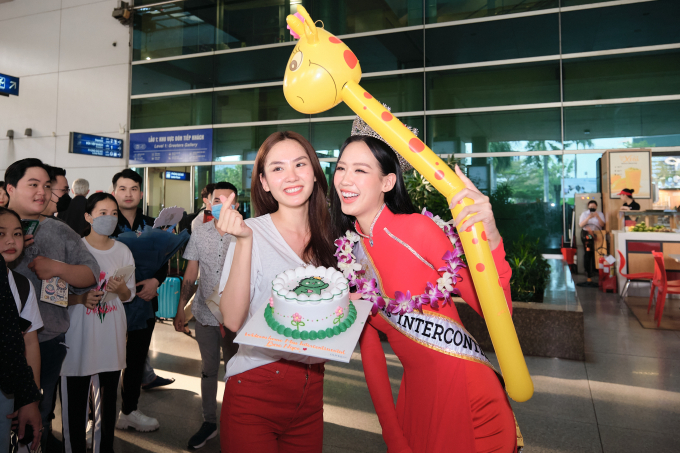 Mai Phương tặng bánh kem chúc mừng Miss Intercontinental - Bảo Ngọc, Minh Triệu ra tận sân bay đón học trò cưng