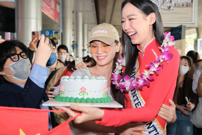 Mai Phương tặng bánh kem chúc mừng Miss Intercontinental - Bảo Ngọc, Minh Triệu ra tận sân bay đón học trò cưng