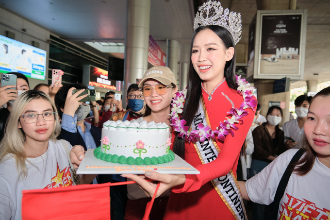 Mai Phương tặng bánh kem chúc mừng Miss Intercontinental - Bảo Ngọc, Minh Triệu ra tận sân bay đón học trò cưng