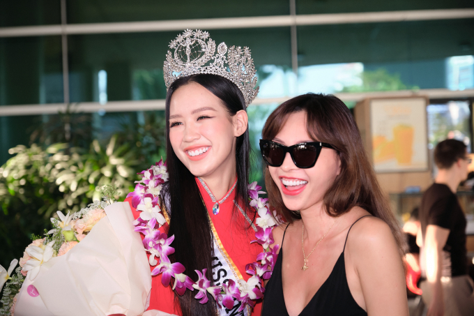 Mai Phương tặng bánh kem chúc mừng Miss Intercontinental - Bảo Ngọc, Minh Triệu ra tận sân bay đón học trò cưng