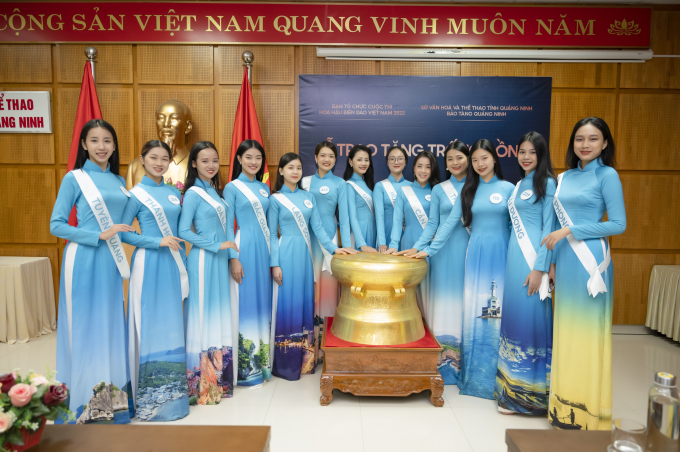 Hoa hậu Biển đảo Việt Nam 2022 tặng trống đồng cho Bảo tàng Quảng Ninh, cùng dàn thí sinh hoạt động bảo vệ môi trường.