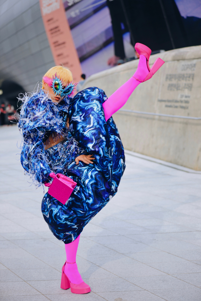 Phạm Thoại càn quét Seoul Fashion Week với style độc -dị, netizen trầm trồ Local Brand Việt chất vậy sao!