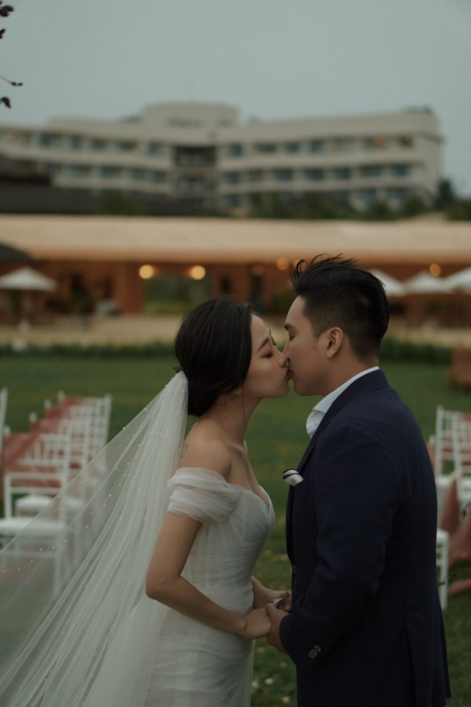 Loạt ảnh chưa công bố đám cưới trên biển của vợ chồng Liêu Hà Trinh trong ngày mưa bão