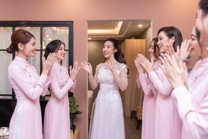 Lễ ăn hỏi Đỗ Mỹ Linh: Cô dâu rạng rỡ diện áo dài trắng, không gian bày trí cực sang trọng