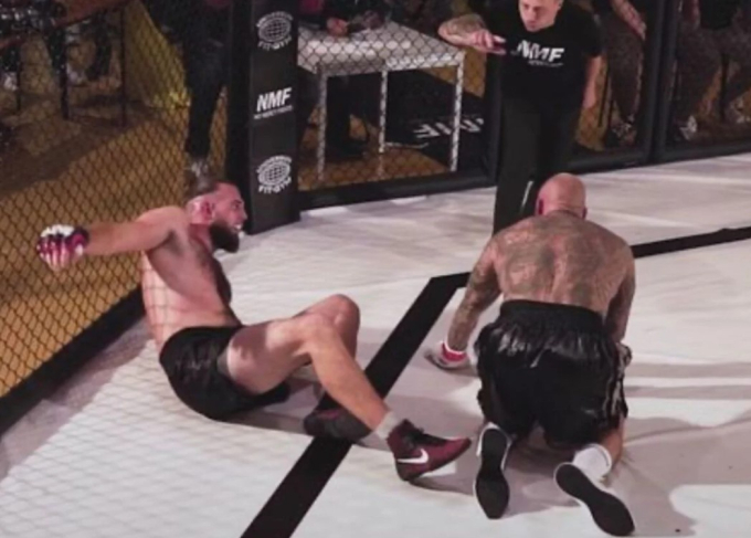 VIDEO: Hai võ sĩ cùng lúc hạ gục đối phương và cái kết không ai ngờ