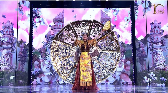 Thiên Ân diện trang phục dân tộc Trúc chỉ đẹp rực rỡ, nổi bật nhất nhì đêm thi National Costume MGI 2022