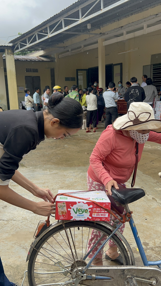 Hoa hậu Liên lục địa Bảo Ngọc cất vương miện, bật khóc động viên bà con mất người thân vì bão số 5