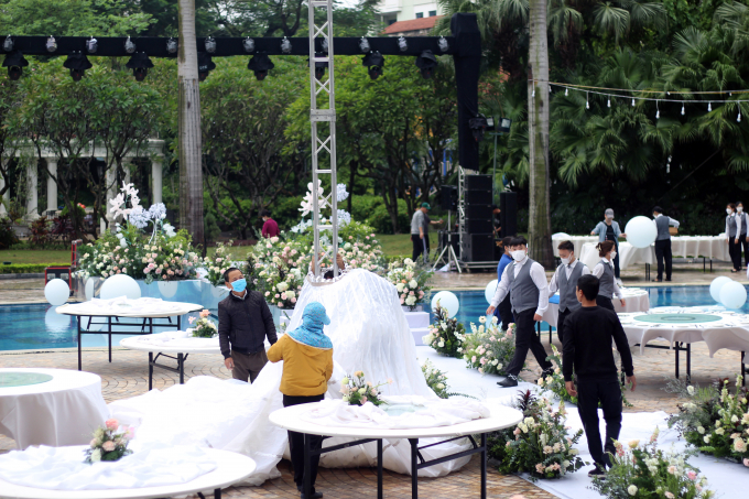 Trước thềm đám cưới: Bình An tranh thủ quay vlog, Phương Nga xuất hiện rạng rỡ với váy cưới đơn giản