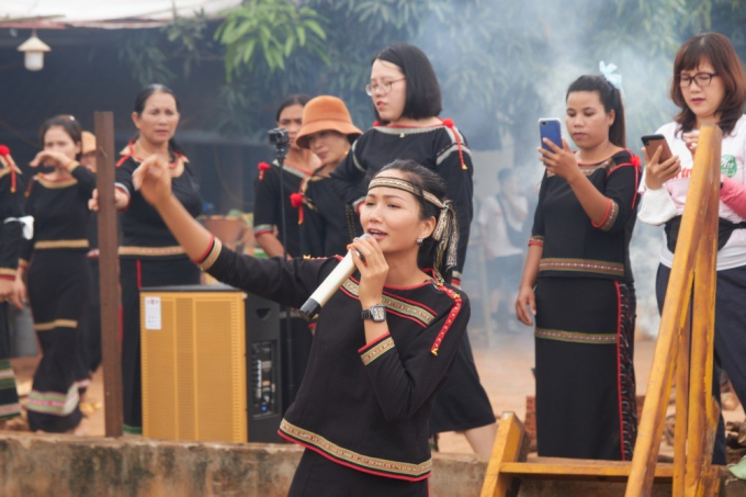 HHen Niê tổ chức cuộc thi đầy ý nghĩa cho phụ nữ trong bản làng nhân ngày 20/10