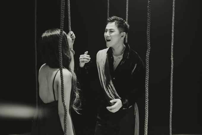Hậu gây sốt tại The masked singer, Mai Tiến Dũng tung MV “Người như anh”, phiên bản mới có gì khác bản live?