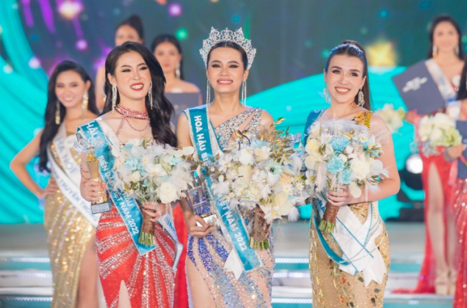Tân Hoa hậu Biển đảo Việt Nam bật khóc trao lại vương miện sau đăng quang