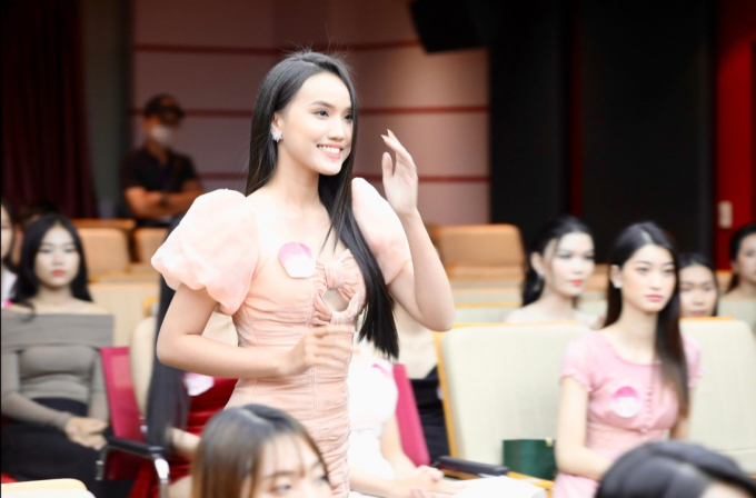 Thí sinh khóc khi vào top 25 sơ khảo Hoa hậu Việt Nam