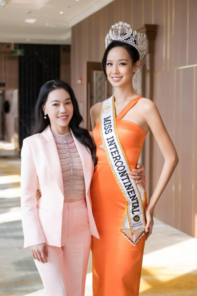 Hậu cung Miss Grand Vietnam đi cổ vũ Thiên Ân: Mai Ngô phất cờ nhiệt tình, Dì Dung ăn ngủ trên máy bay