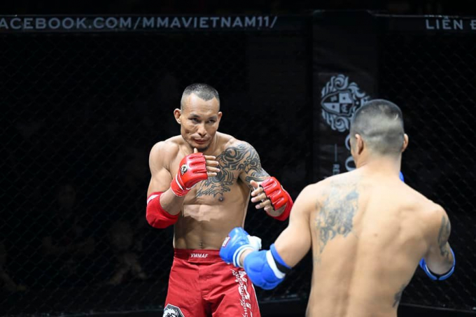 Johnny Trí Nguyễn được học trò quỳ gối cám ơn tại giải MMA  Võ thuật