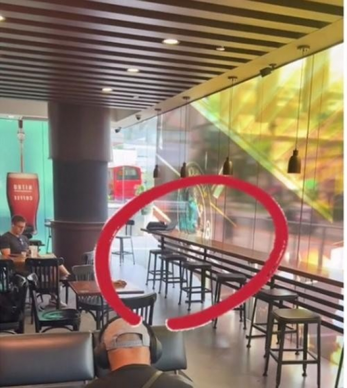 Du khách để laptop lại quán cà phê ở Singapore xem có mất không, netizen bình luận cực hài