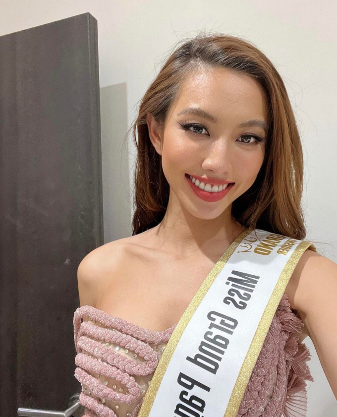 Miss Grand Thùy Tiên diện thiết kế 5.000 viên đá pha lê khi trao vương miện cho người kế nhiệm