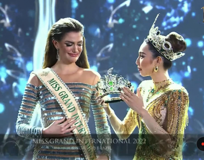 Miss Grand Thùy Tiên diện thiết kế 5.000 viên đá pha lê khi trao vương miện cho người kế nhiệm