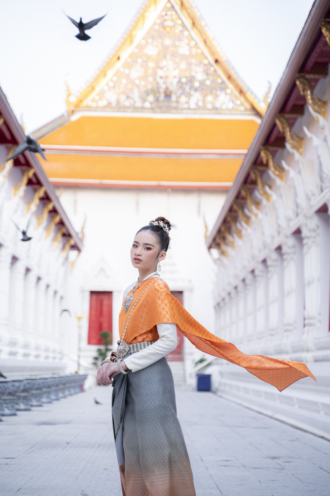 Bảo Hà đọ sắc cùng Võ Hoàng Yến, diện trang phục truyền thống Thái Lan đẹp như “Mai-đẹt-ti-ni”