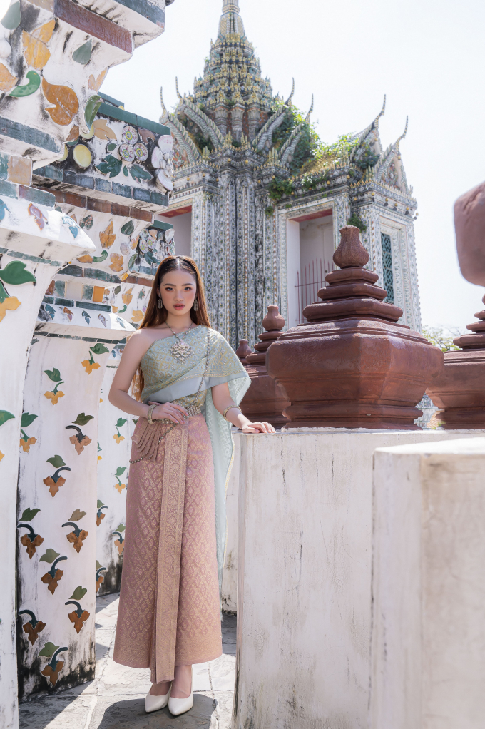 Bảo Hà đọ sắc cùng Võ Hoàng Yến, diện trang phục truyền thống Thái Lan đẹp như “Mai-đẹt-ti-ni”