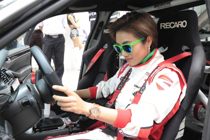 Hút hồn nữ VĐV đua xe chuyên nghiệp Việt Nam đầu tiên dự FIA Motorsport Games 2022