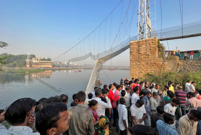 Số người chết do sập cầu ở Ấn Độ tăng vọt lên 132; Nhân chứng nói có người cố tình rung lắc cầu