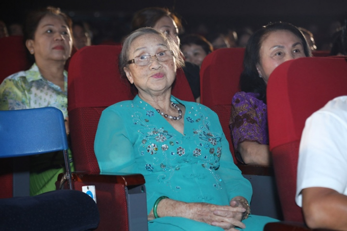 Mẹ ruột danh hài Hoài Linh đến xem con trai biểu diễn trong ngày đầu trở lại sân khấu kịch