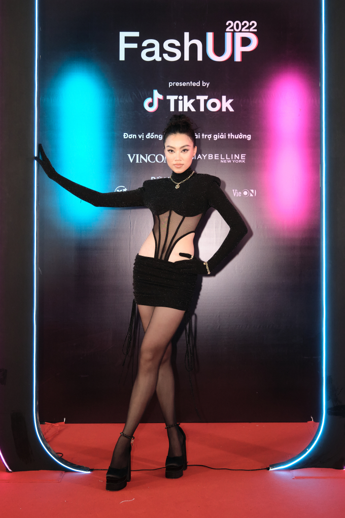 Hoa hậu Đoàn Thu Thủy diện váy gợi cảm, khoe nhan sắc thăng hạng trên thảm đỏ Gala TikTok FlashUp 2022