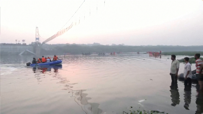 Số người chết do sập cầu ở Ấn Độ tăng vọt lên 132; Nhân chứng nói có người cố tình rung lắc cầu