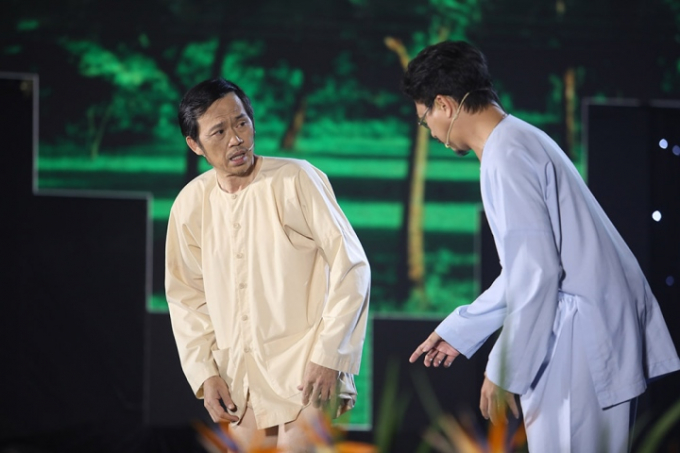 Mẹ ruột danh hài Hoài Linh đến xem con trai biểu diễn trong ngày đầu trở lại sân khấu kịch