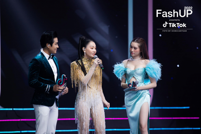 Host Nguyên Khang lịch lãm tại Gala TikTok Fash UP 2022, nào ngờ phải nhanh trí ngăn cản Thanh Thanh Huyền 1 điều