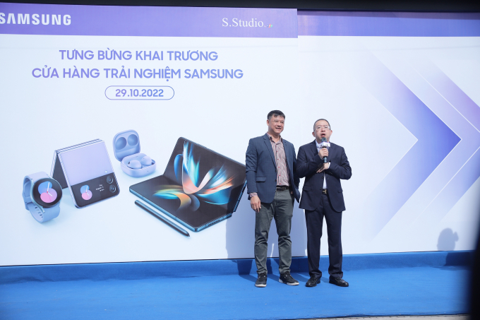 Á Hậu Hà Thu và Vũ Ngọc Anh thích thú trải nghiệm sản phẩm tại Samsung Premium Stores