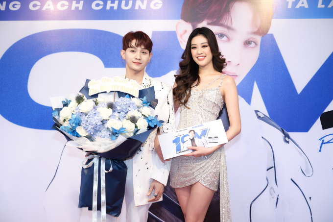 Roy Nguyễn chính thức debut solo, hoa hậu Khánh Vân bất ngờ đến thăm bạn học cũ