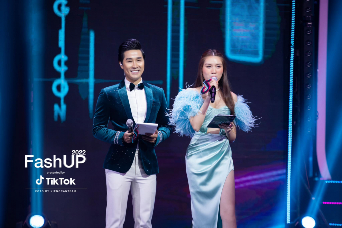 Host Nguyên Khang lịch lãm tại Gala TikTok Fash UP 2022, nào ngờ phải nhanh trí ngăn cản Thanh Thanh Huyền 1 điều