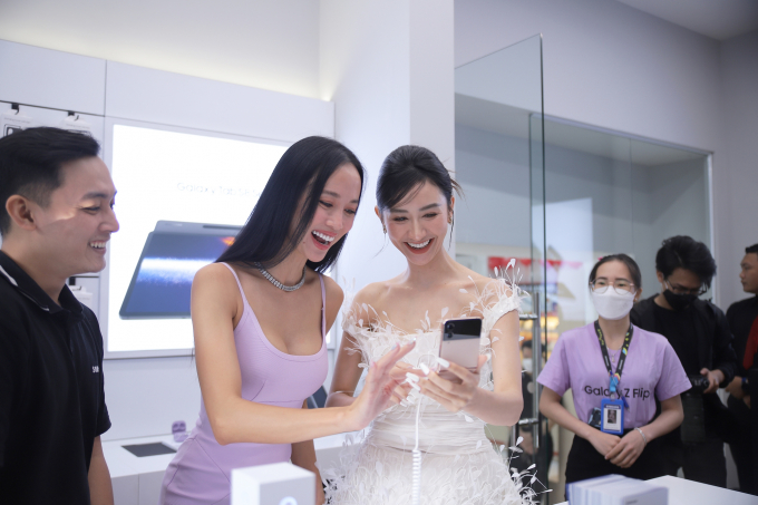 Á Hậu Hà Thu và Vũ Ngọc Anh thích thú trải nghiệm sản phẩm tại Samsung Premium Stores