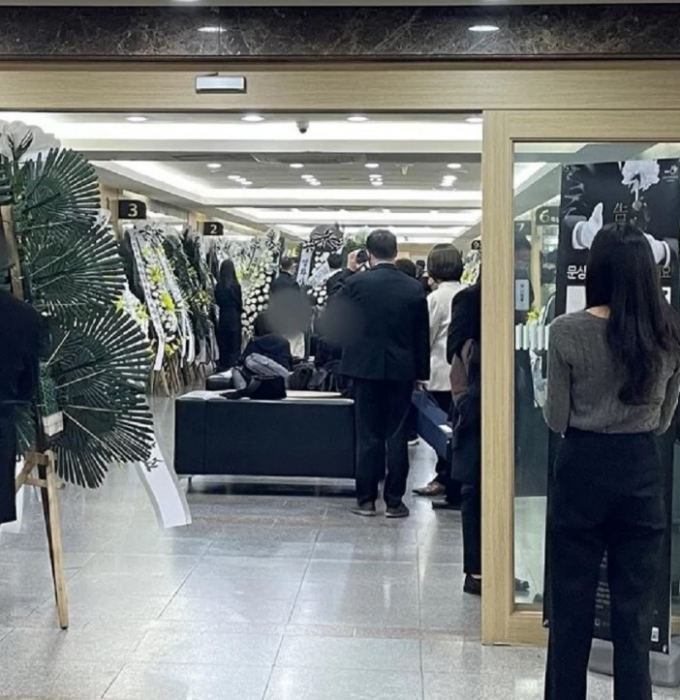 Cha mẹ khóc ngất trong tang lễ diễn viên 24 tuổi thiệt mạng ở Itaewon