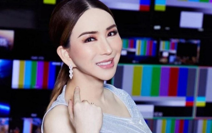 Cùng một nhà Thái Lan nhưng dì Anne - chủ tịch Miss Universe và Nawat - chủ tịch Miss Grand không đội trời chung?