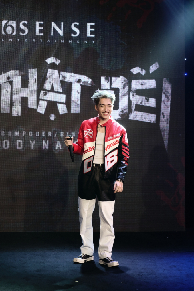 Cody Nam Võ ra mắt solo được tặng bó hoa tiền khổng lồ, Uni5 bất ngờ tái hợp