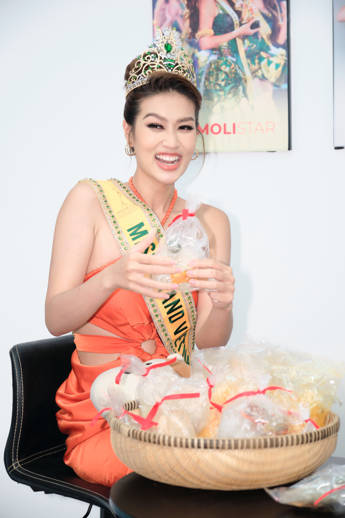 Ngập tràn hình ảnh á hậu 5 Miss Grand 2022 livestream bán khô, fans thở phào khi Thiên Ân không lọt top