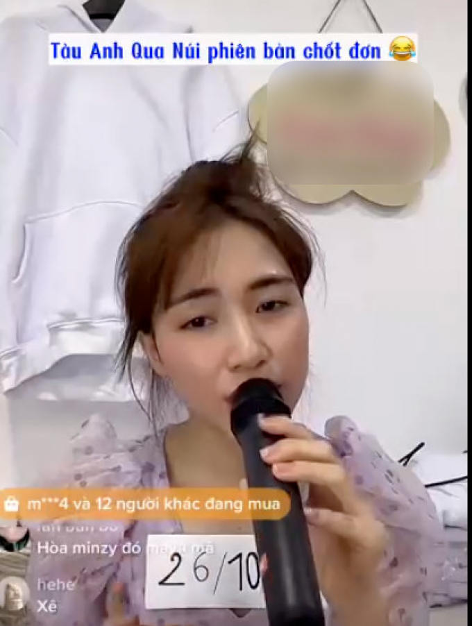 Hòa Minzy vừa bán hàng vừa giao lưu văn nghệ trên sóng livestream