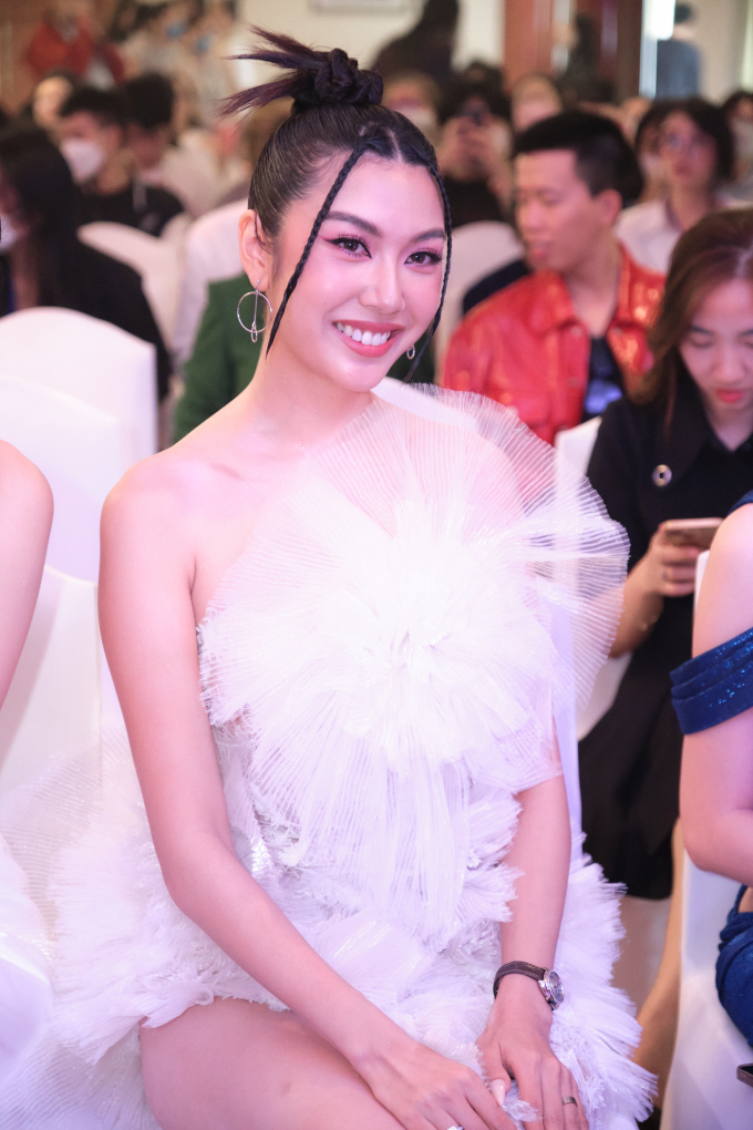 Á hậu Hoàn vũ Việt Nam Thúy Vân bất ngờ dự sự kiện của Sen Vàng, đọ sắc tưng bừng với Miss International 2019
