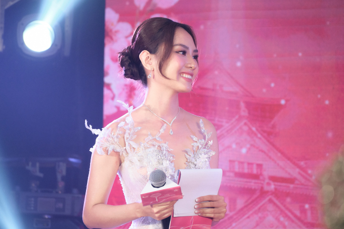 Hoa hậu Mai Phương khoe nhan sắc ngọc nữ, trổ tài làm MC song ngữ cực đỉnh