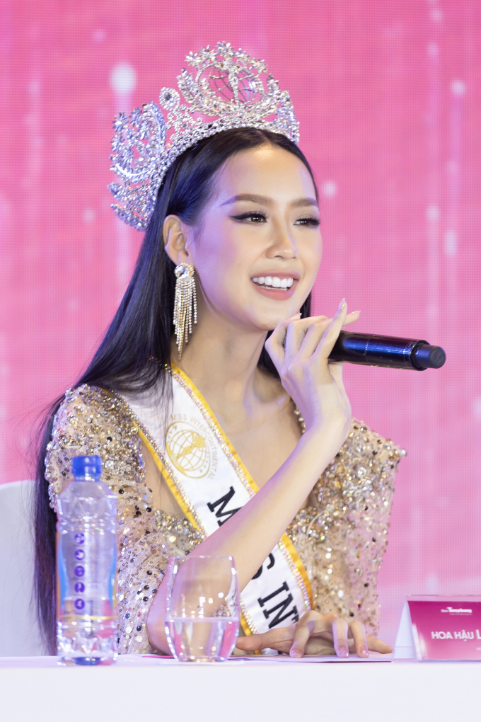 Hoa hậu Bảo Ngọc nuốt mic từ tiếng Việt đến tiếng Anh tại họp báo