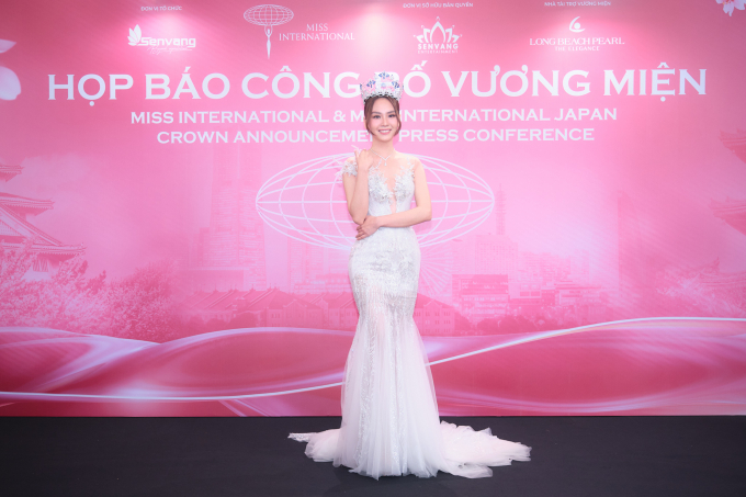 Hoa hậu Mai Phương khoe nhan sắc ngọc nữ, trổ tài làm MC song ngữ cực đỉnh