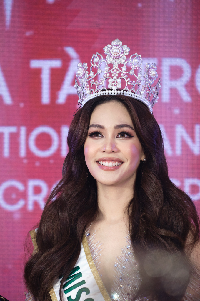 3 năm nhiệm kỳ chưa đủ, Miss International 2019 đội vương miện mới, như đăng quang lần 2 tại Việt Nam