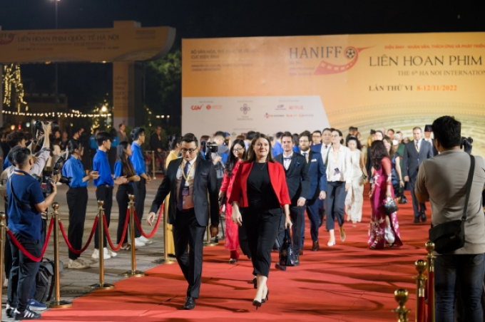 Hoa hậu Đỗ Hà, Mai Phương lộng lẫy trên thảm đỏ Liên hoan phim Quốc tế Hà Nội