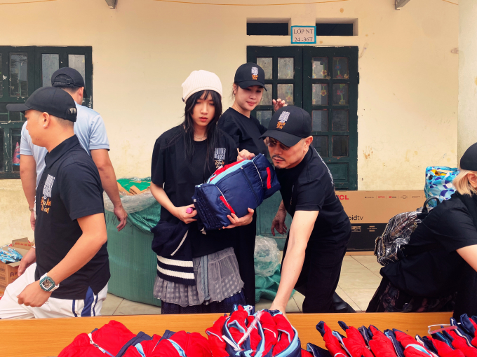 Huyền thoại ca nhạc sĩ Jimmii Nguyễn đưa vợ và con gái đi từ thiện ở vùng cao tại tỉnh Hà Giang