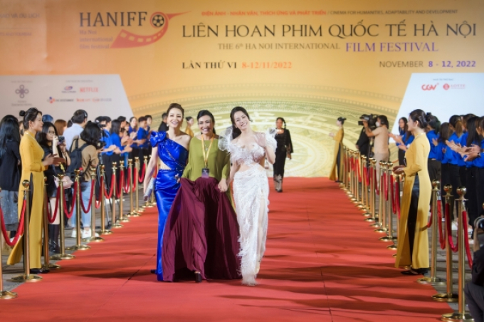 Hoa hậu Đỗ Hà, Mai Phương lộng lẫy trên thảm đỏ Liên hoan phim Quốc tế Hà Nội