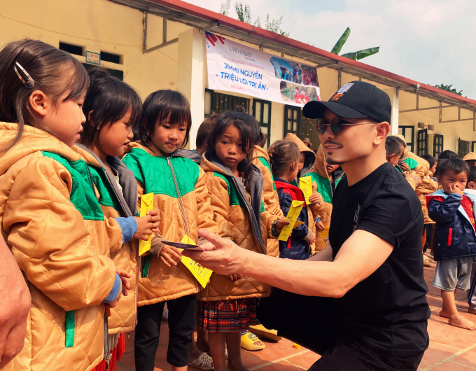 Huyền thoại ca nhạc sĩ Jimmii Nguyễn đưa vợ và con gái đi từ thiện ở vùng cao tại tỉnh Hà Giang