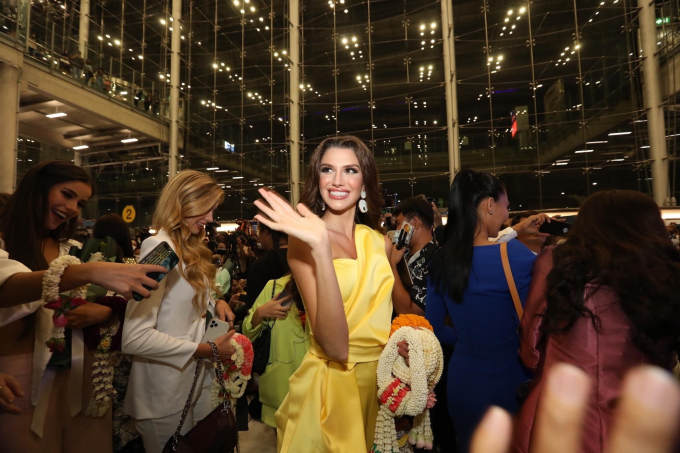 Cùng là tân hoa hậu: Miss Intercontinental Bảo Ngọc bận rộn làm giám khảo, Top 10 Miss Grand ở nhà livestream bán vàng