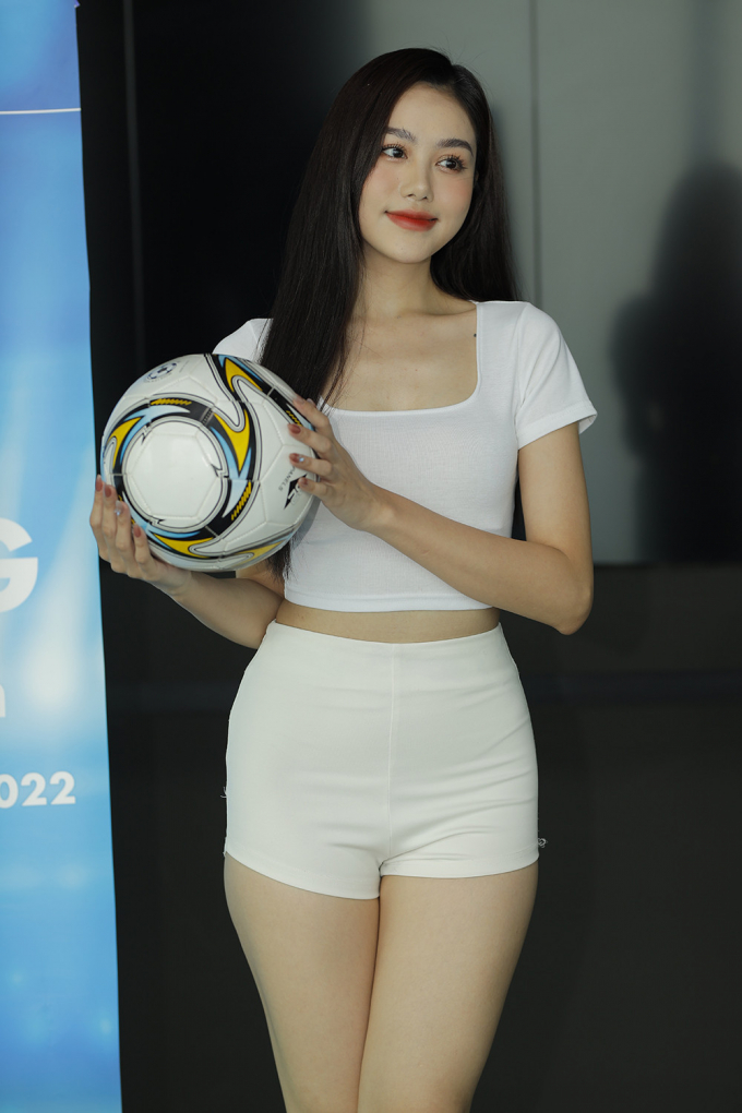 Cận cảnh nhan sắc xinh đẹp của hotgirl đại diện cho Pháp ở Nóng cùng World Cup